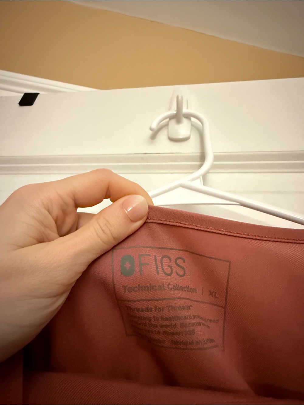 FIGS Straight-Leg Scrub Pants & V-Neck Top in Mauve - Picture 3 of 3